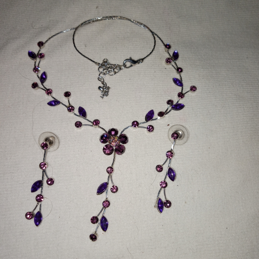 **2 for $20**Vintage Fashion adjustable choker and earrings